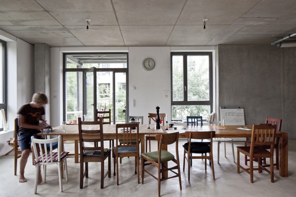 Co-operative living at Spreefeld means everyone has equal space around the table, 2014. (Photo: Ute Zscharnt)