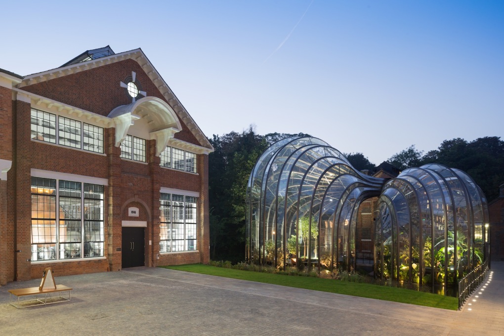 A connection to the still buildings allows for the waste heat from the distillation process to be collected and recycled into the greenhouses. (Photo: Iwan Baan) &lt;/