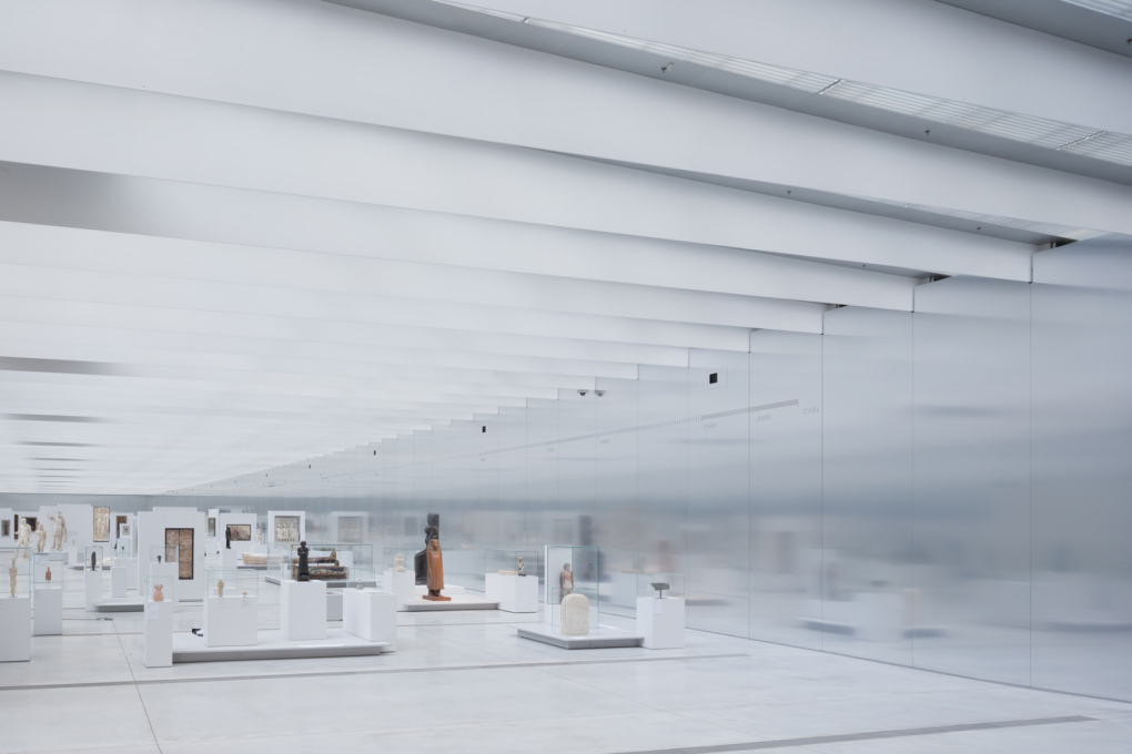 The horizontality of the space of the huge Galerie du Temps is further extended by the blurred reflections in the polished aluminium walls. Photo: Iwan Baan