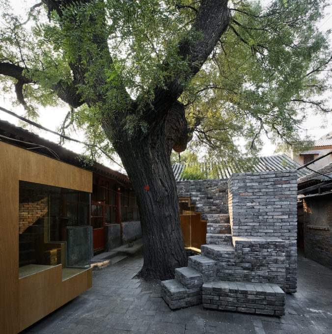 On the left, the new children&rsquo;s library in the Cha&rsquo;er Hutong No. 8.
