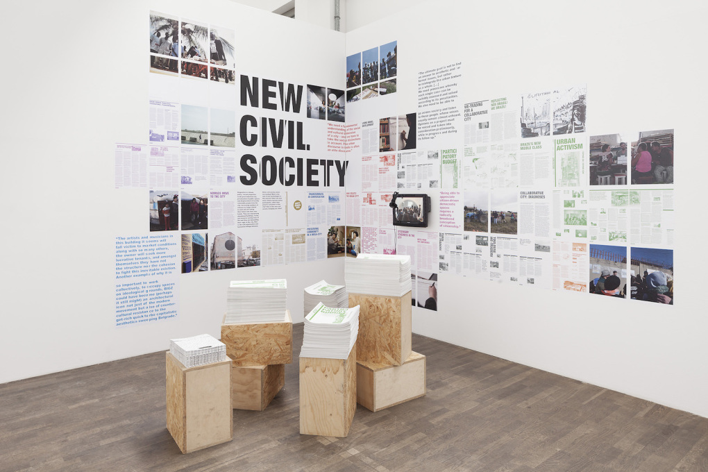 The exhibition design, although not entirely resource-efficient, reflects an activist, do-it-yourself aesthetic, with printouts pasted directly on the walls like election posters. (Photo: Schnepp Renou)