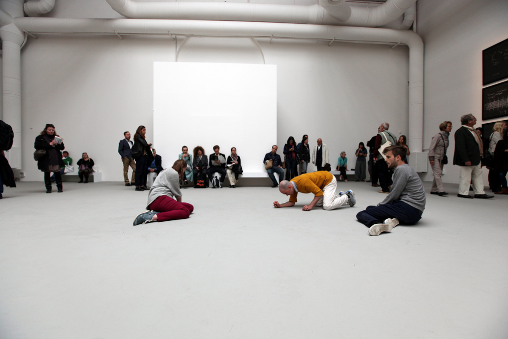 One of Tino Sehgal's performance/actions in the Central Pavilion.&nbsp;(Photo: br1dotcom/ Bruni Cordioli flickr)