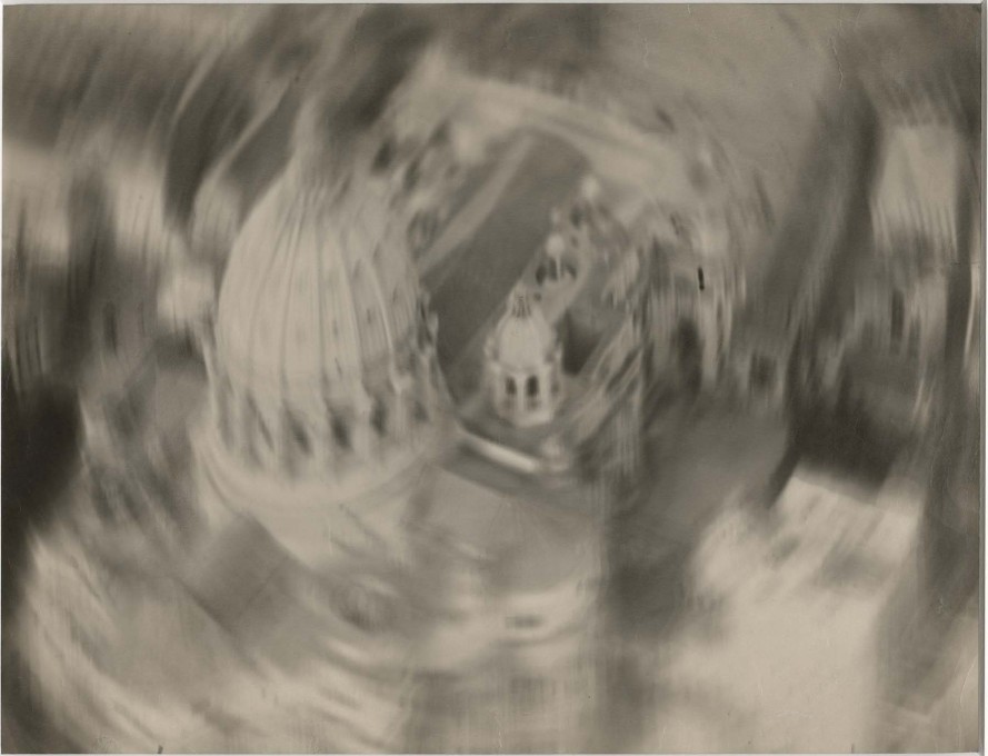 A clear experiment in movement: gelatin silver print by Filippo Masoero,&nbsp;&ldquo;Descending over Saint Peter&rdquo;, ca. 1927&ndash;37. (Image: Touring Club Italiano Archive)