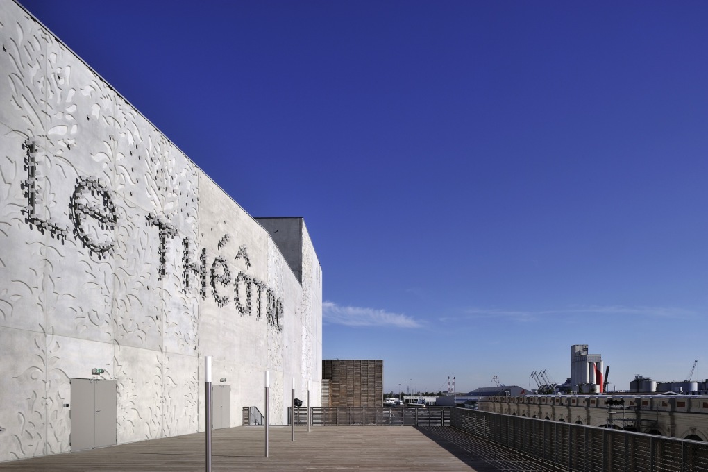 The rough-hewn form of the theater echoes that of surrounding industrial structures. (Photo: Patrick Miara)