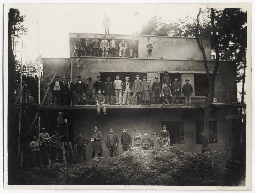 Modern Times in Dessau: the topping-out ceremony of one of the semi-detached houses, October 1925. (Photo: Bauhaus-Archiv Berlin)