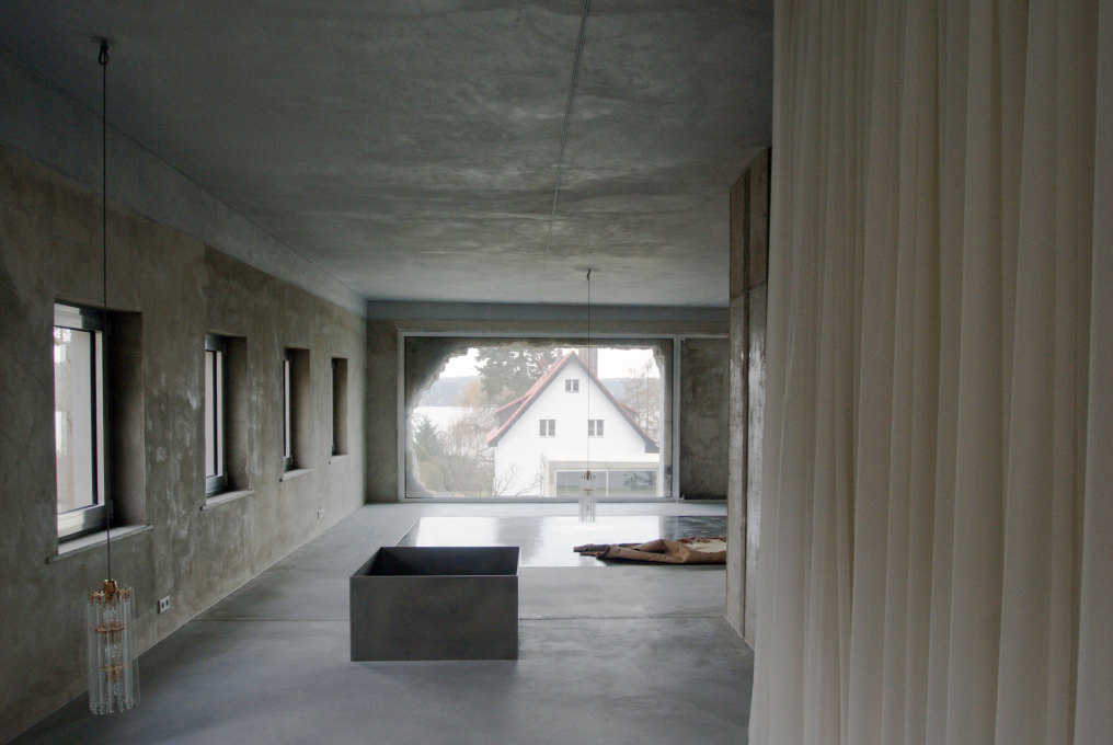 ...are reflected in the water glass silicon-sealed screed floor.(Photo: Luise Rellensmann)