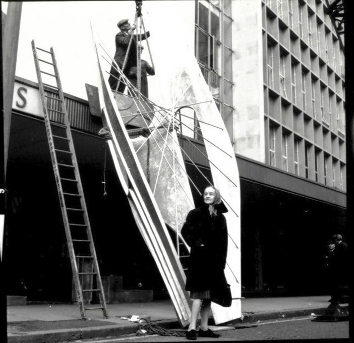 Installation of Barbara Hepworth&rsquo;s &ldquo;Winged Figure&rdquo;, 1961-2, Holles Street, London, with the artist looking on. (&copy; John Lewis Partnership Archives)