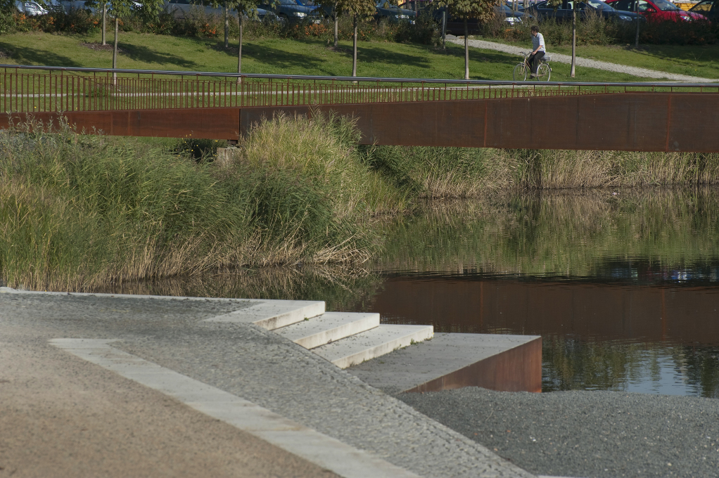 Pedestrians and cyclists can cross the lake via a bridge which was also designed by H&auml;fner/Jimenez. (Photo: Hanns Joosten)
