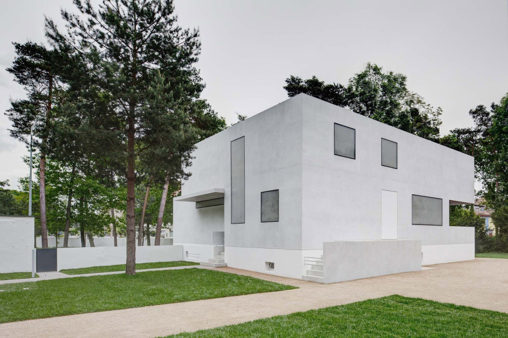 Reducing down further the minimalism of Walter Gropius&rsquo;&nbsp;original design even further, the buildings are rather a reinterpretation than a reconstruction. (Photo: Christoph Rokitta / Stiftung Bauhaus Dessau)