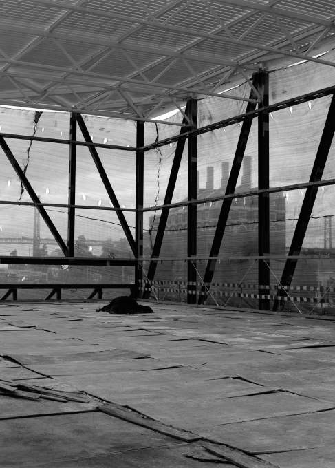 The steel frame of the exhibition hall facing the Electricity Museum and 25 de Abril Bridge (Photo: Nuno Cera).