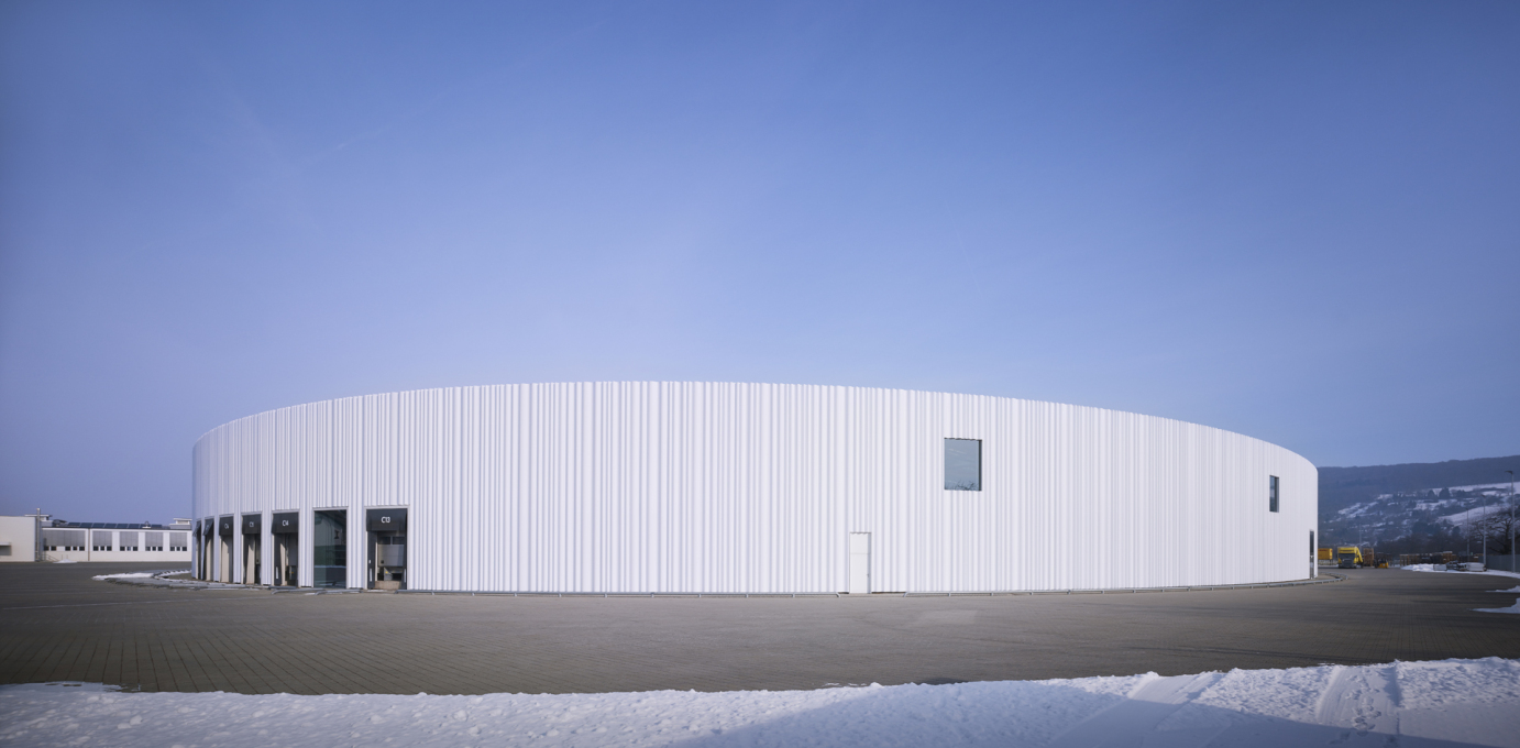 The building fa&ccedil;ade clad in 11-meter white acrylic glass panels... (Photo: Julien Lanoo &copy; Vitra)