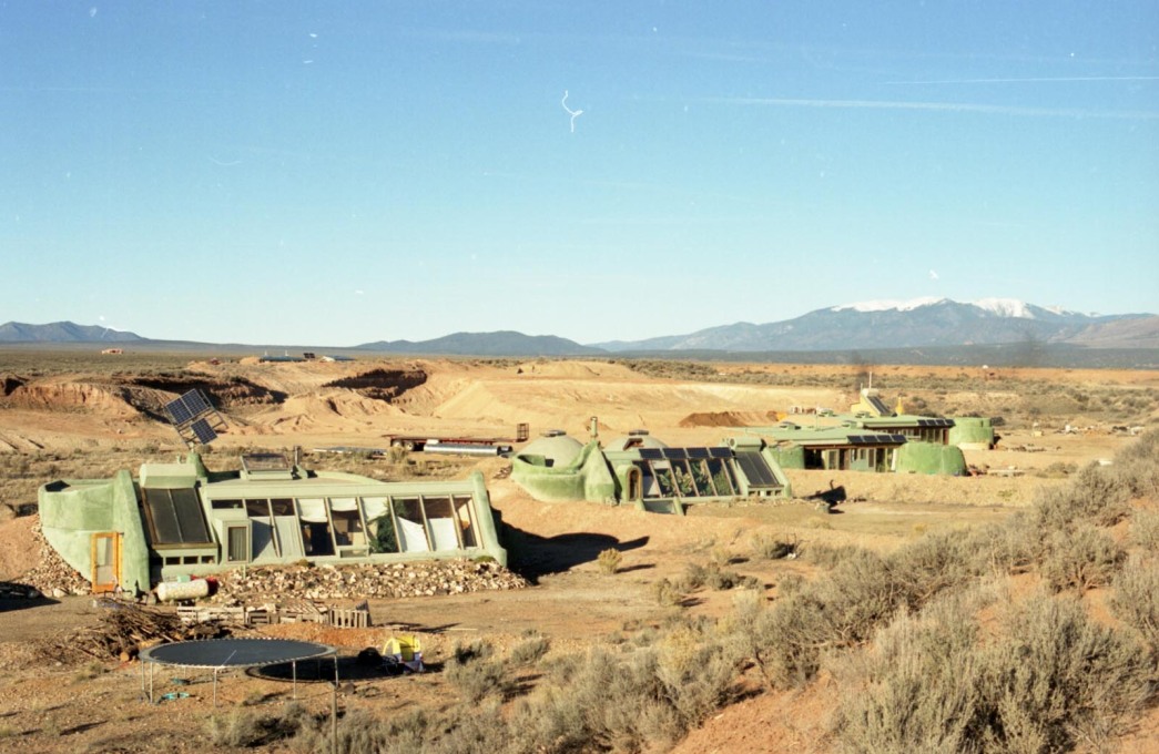 A group of &ldquo;Earthships&rdquo; made from everyday trash. (Photo: Oliver Croy)