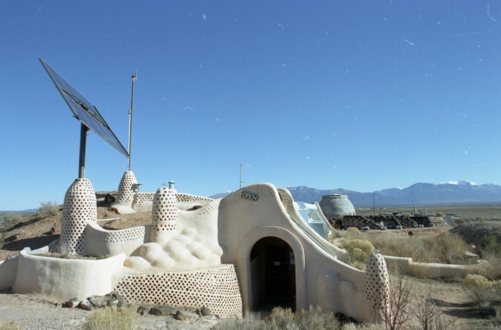 Later earthships were primarly constructed from tyres and rammed earth... (Photo: Oliver Croy)