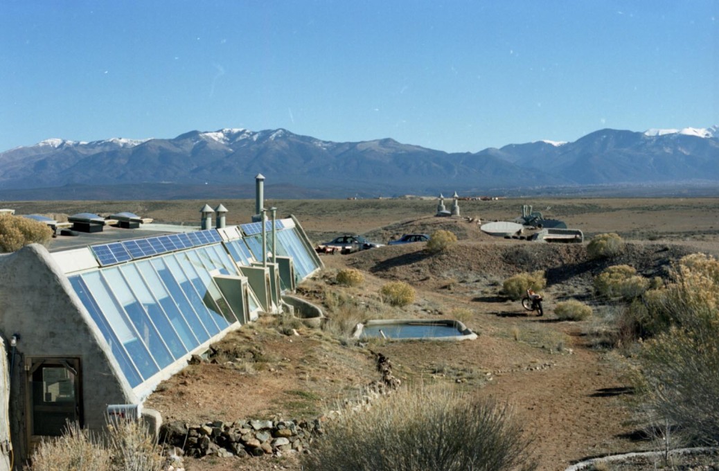 More Earthships. (Photo: Oliver Croy)