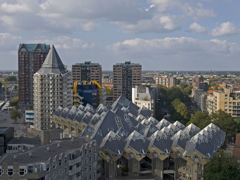 Yet while&nbsp;the &ldquo;kubuswoningen&rdquo; compete in the urban cacophony of central Rotterdam... (Photo: Ymblanter/Wikimedia Commons License)