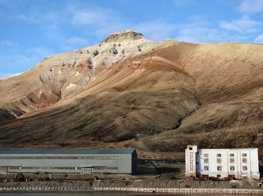 Mining infrastructure of Pyramiden at the foot of the mountain from which the settlement takes its name.&nbsp;(Photo: Bj&oslash;rn Christian T&oslash;rrissen, CC BY-SA 3.0)