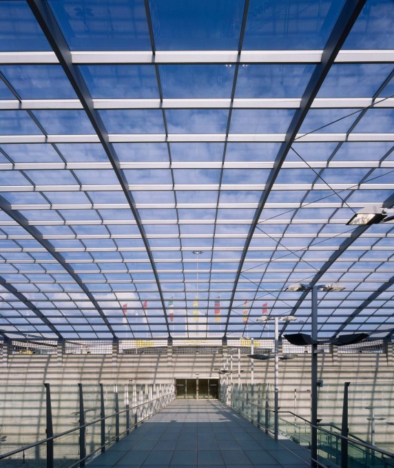 Werner Sobek Stuttgart engineered the load-bearing structure of the 156x38-metre barrel-shaped steel and glass roof. (Photo: H.G.Esch, courtesy Werner Sobek)   &
