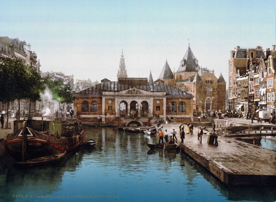 The fish market at Amsterdam&rsquo;s Nieuwmarkt around 1900. (Image: Wikimedia Commons)