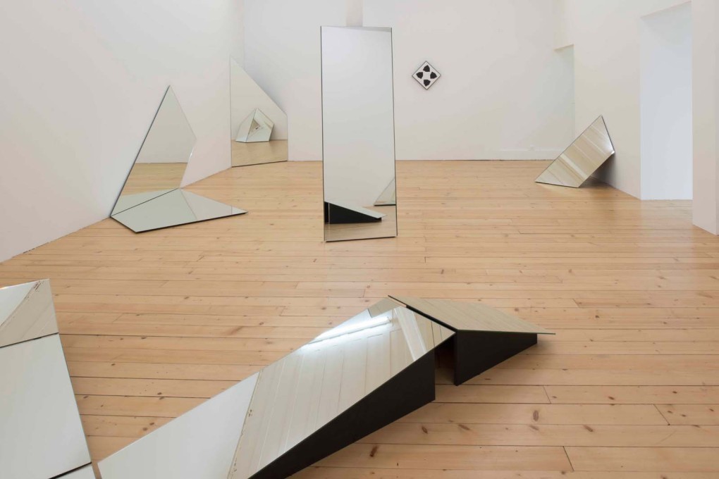The spare gallery architecture is reflected back in a room in which eleven objects &ndash; mirrors supported by MDF and one abstract painting &ndash; distort a clear assessment of the space. (Photo: Primula Bosshard)