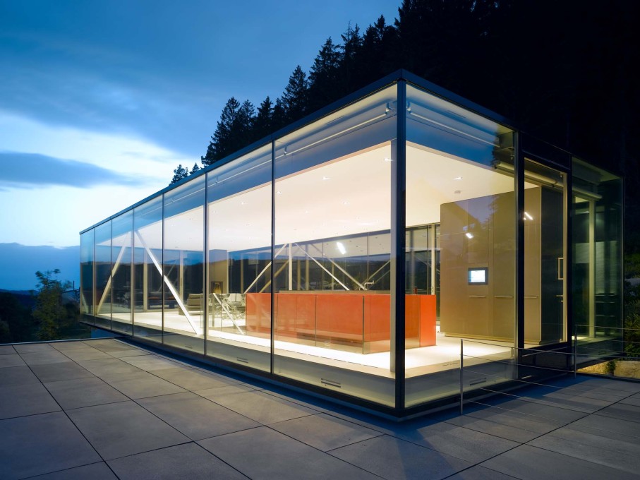 In energy terms, the private residence H16 by Werner Sobek, 2006, is entirely self-sufficient and the climate concept allows emission-free heating and cooling. (Photo: Zooey Braun, Stuttgart, courtesy Werner Sobek)