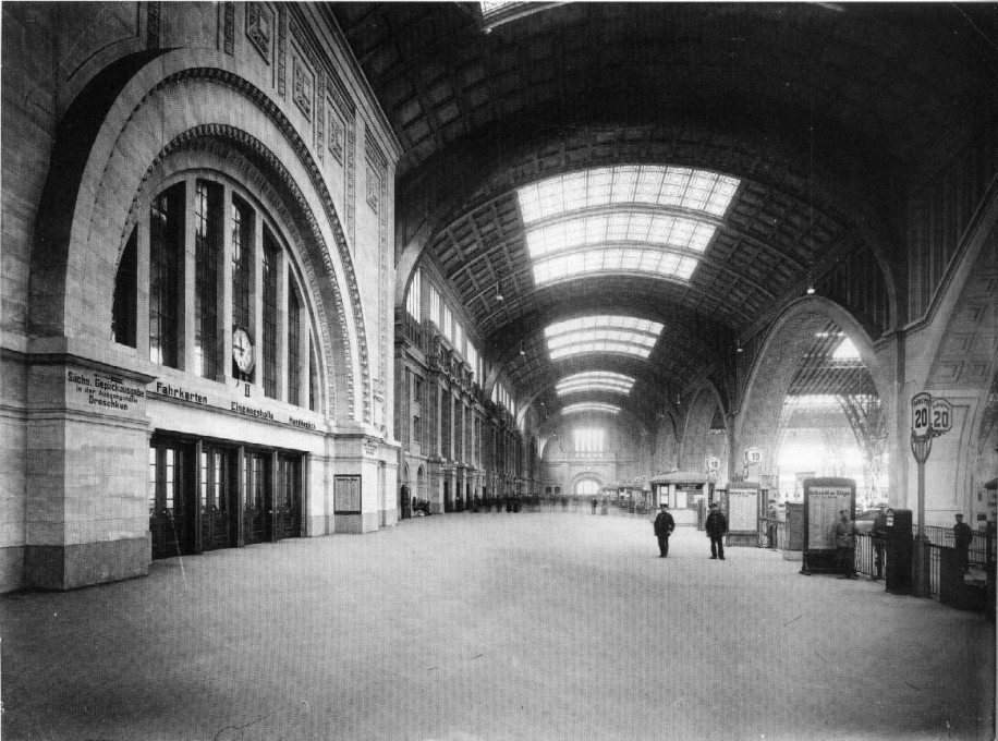 It may be comparing apples and oranges, but the public transport aesthetics in Leipzig back in 1916 certainly had wow-factor. (Photo: Atelier Hermann Walter/Stadtgeschichtliches Museum Leipzig)