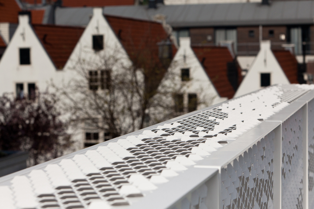 On the roof, the fa&ccedil;ade folds into a balustrade...&nbsp;(Photo: I See For You / F&ouml;llmi Photography)
