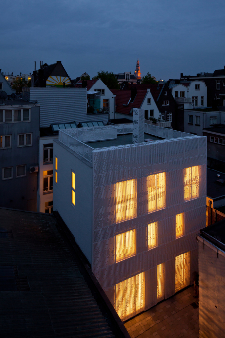 The fa&ccedil;ade covering the windows becomes a transparent membrane at night. (Photo: I See For You / F&ouml;llmi Photography)