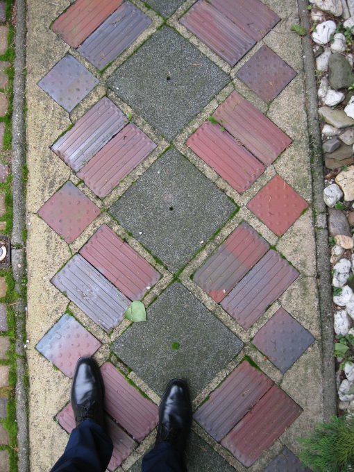 The author walks on holy ground, eg: the tiling in the garden. (Photo, &ndash; and shoes: Oliver Elser)
