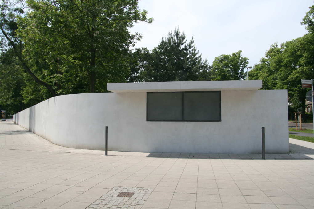 The most contrversy in Dessau is about the reconstruction of Gropius' garden wall including the kiosk for non-alcoholic drinks inserted by Mies van der Rohe in 1932... (Photo: Lena B&ouml;hnlein / Stiftung Bauhaus Dessau)