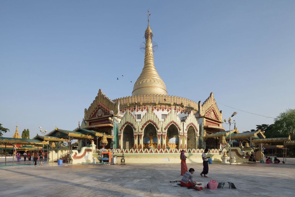 The Kaba Aye Pagoda (World Peace Pagoda) has modest dimensions, especially when compared to the Yangon&rsquo;s iconic Shwedagon Pagoda, whose stupa is 100 metres high.