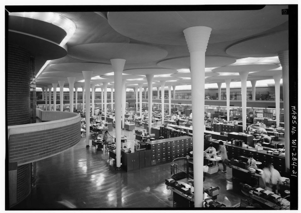 The Great Workroom with dendriform concrete columns. Each is 23 cm wide at its base but fans out to 5.5 metres with edges almost touching at the skylight ceiling two stories above. (Courtesy of the Library of Congress)