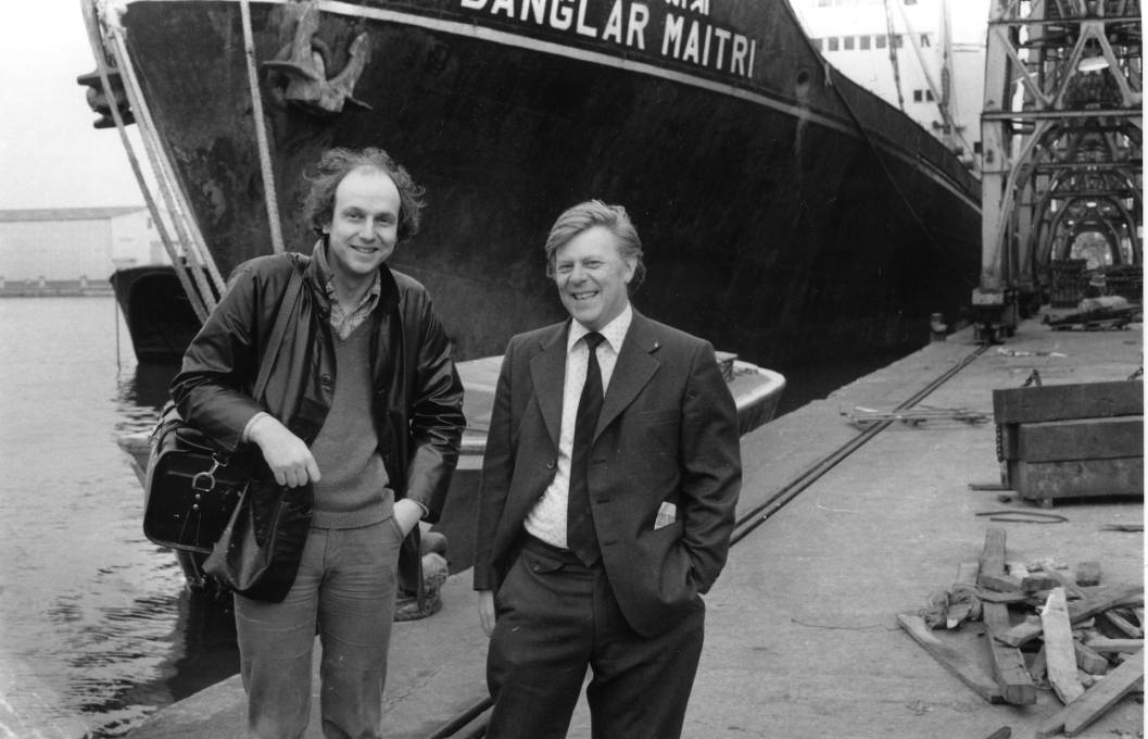 Stephen Willats (left) at the London Docklands with a member of staff from the Port of London Authority, 1978. (Photo: artist&rsquo;s archive)