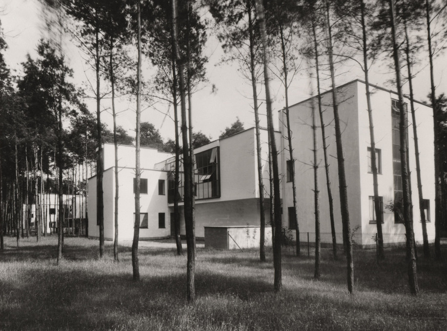It looks idyllic, yet this light, white, flat-roofed modernism was a provocation in 1920s Dessau. In the foreground the houses of Kandinsky and Klee. (Photo: Lucia Moholy-Nagy, 1927, &copy; Bauhaus-Archiv Berlin / VG Bild-Kunst)