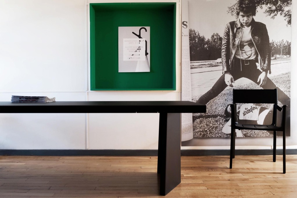 A black PALLAS table and VENICE chair perfectly proportioned to the narrow nautical-feel dimensions of the apartment. (Photo: Philippe Savoir / Fondation Le Corbusier / ADAGP, Paris, 2013)