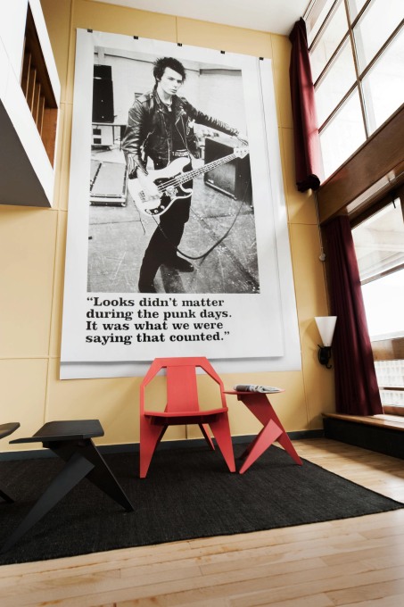 A punk fanzine image of Johnny Rotten, plastered on the wall of the double-height living space above a MEDICI chair, footstool and side table. (Photo: Philippe Savoir / Fondation Le Corbusier / ADAGP, Paris, 2013)
