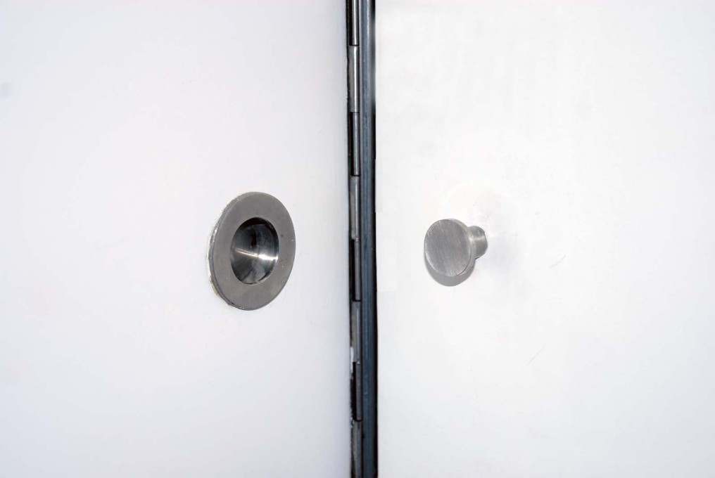 One detail &ldquo;which brings you closer to the house&rsquo;s creator&rdquo;: a door handle fitting into the plane of another door... a pragmatic solution making &ldquo;the house human and within reach&rdquo;. (Photo: Hans van Heeswijk)