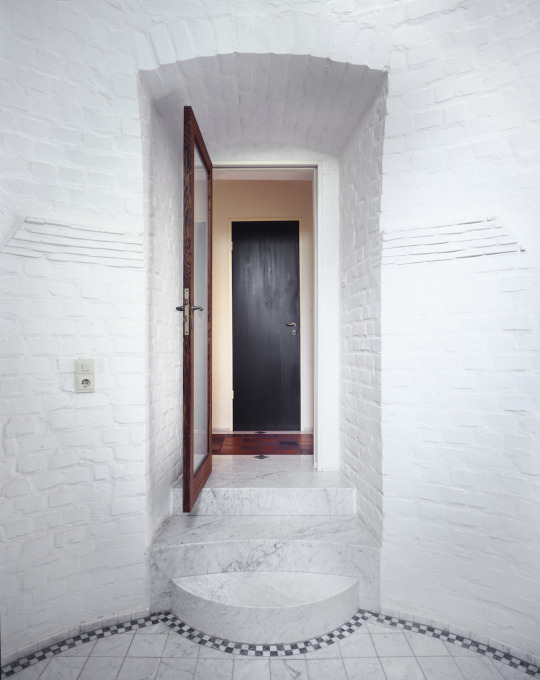 The bathroom, which with its thick arched masonry openings... (Photo: Lukas Roth)