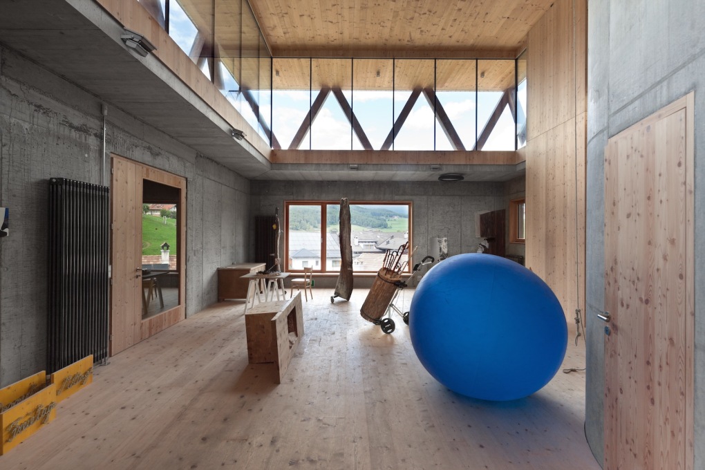 Interior &ndash; with giant Swiss Ball? (Photo: Marco Zanta,&nbsp;Courtesy MoDus Architects)
