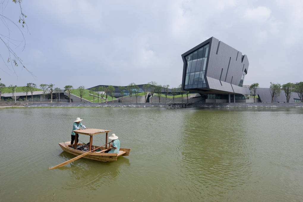It&rsquo;s most distinctive feature is a shoebox-shaped protrusion cantilevered 45 metres out over the water like a dragon&rsquo;s rearing head. (Photo: Iwan Baan)