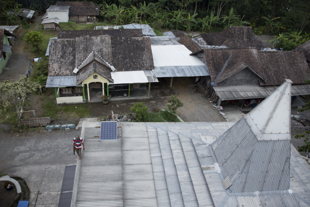 The form of the roof is an interpretation of the vernacular Indonesian stacked pendopo roof, here made of metal sheet panels rather than traditional timber and tiles: an idea which was presented to the Kopeng villagers in August 2011 and won their appr