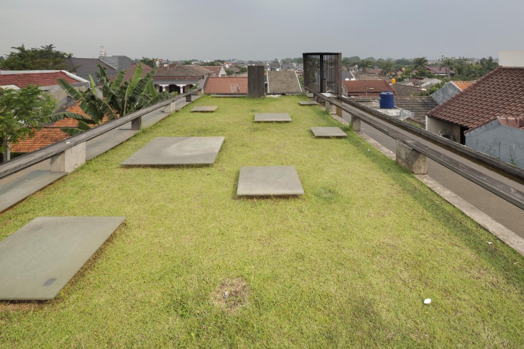 On top is an accessible grass-covered roof with extensive views out over the city.