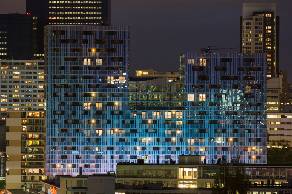 At night the apartments and loggias become visible behind the glass 'curtain'.&nbsp;(Photo:&nbsp;Ossip van Duivenbode)