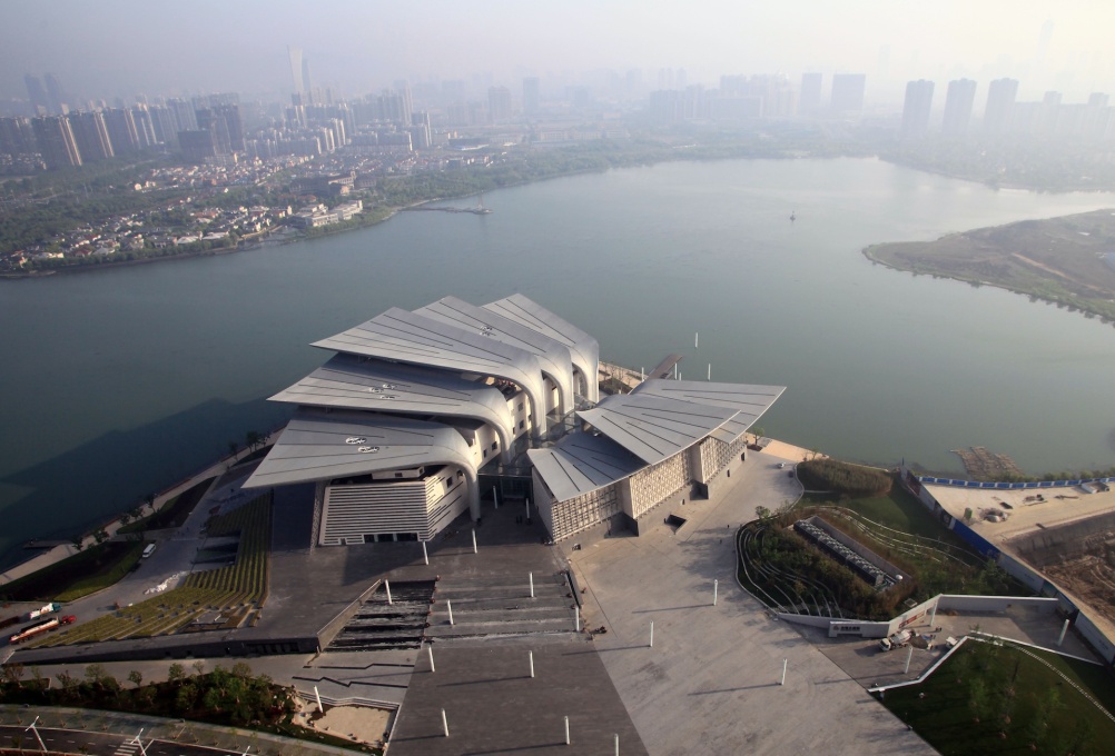 The theater&prime;s striking shape resembles a flower, an elephant ear&sbquo; a pair of lovers, or a duck&prime;s foot - depending on who you talk to. (Photo:&nbsp;Pan Weijun &copy; PES-Architects)