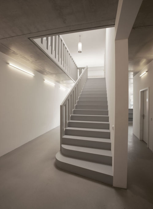 An architectural game of illusion: was the grey wooden staircase already there or added later? It looks old and new at the same time... (Photo: Stefan Maria Rother).