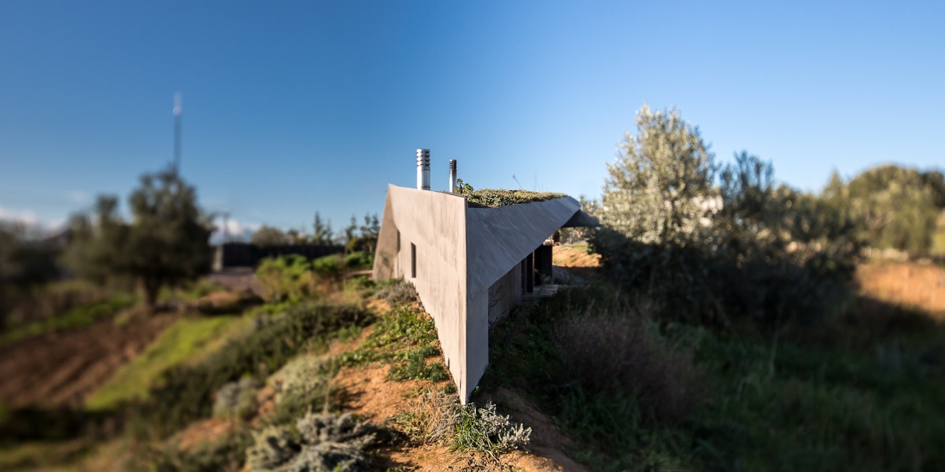 The attenuated rhomboid-shape of the house ends in a ship-like prow towards the sea. (Photo: Filippo Poli)