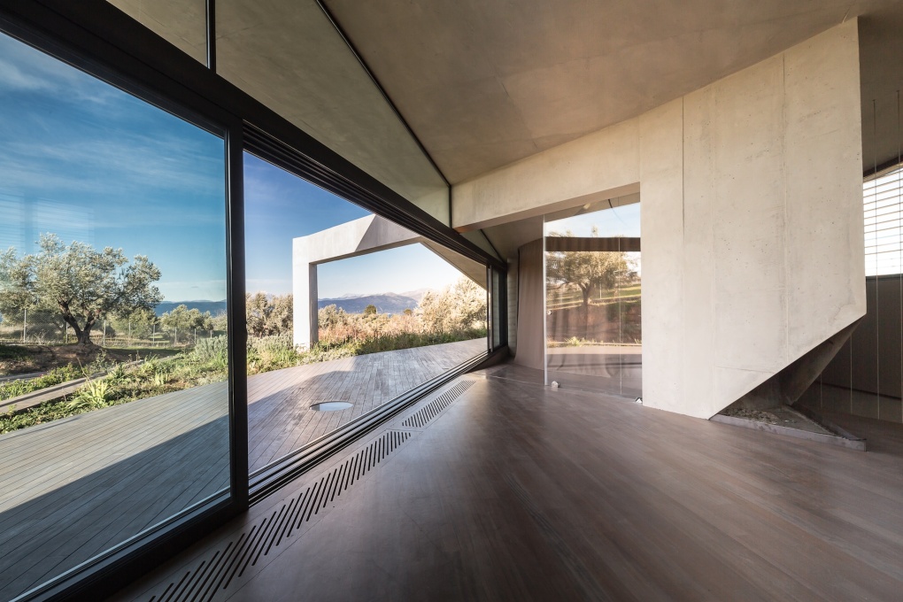 Enormous strip windows elide the separation between inside and outside. (Photo: Filippo Poli)