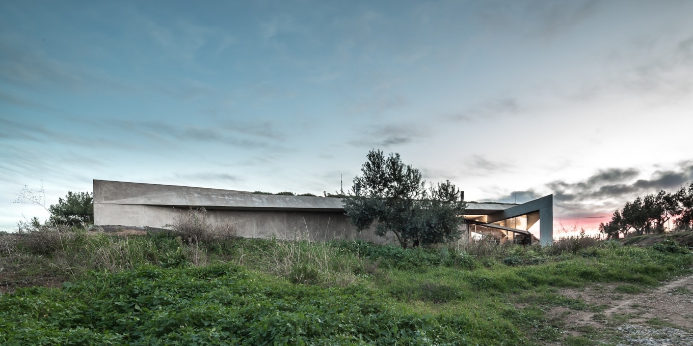 The house merges in the twilight with its surroundings. (Photo: Filippo Poli)