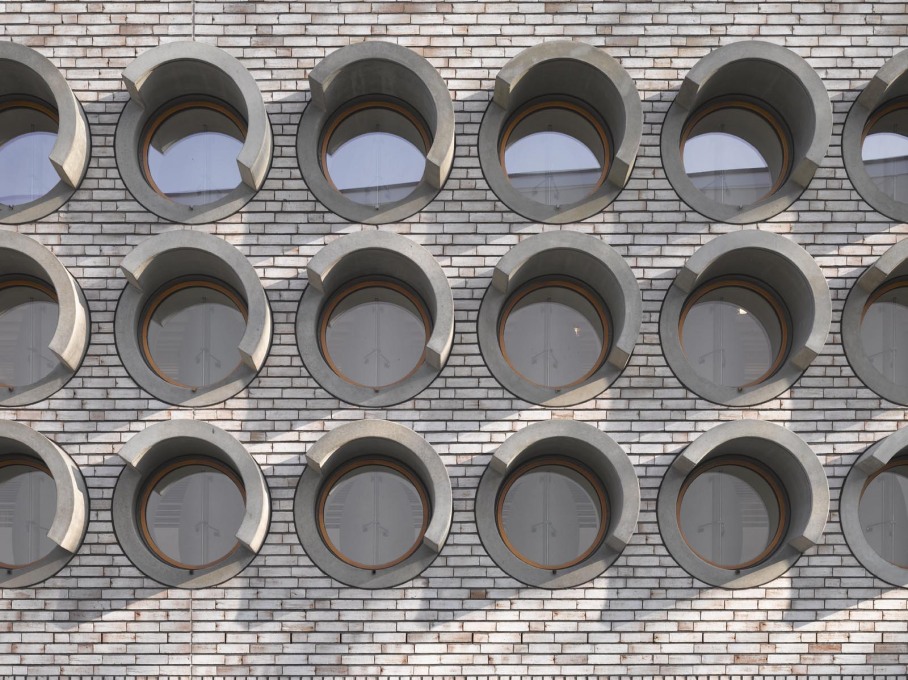 Curved strips of concrete shelter the round windows that back onto the stage of the main hall. These windows can be closed by internal wooden shutters, meaning the stage can be daylit or not as required.