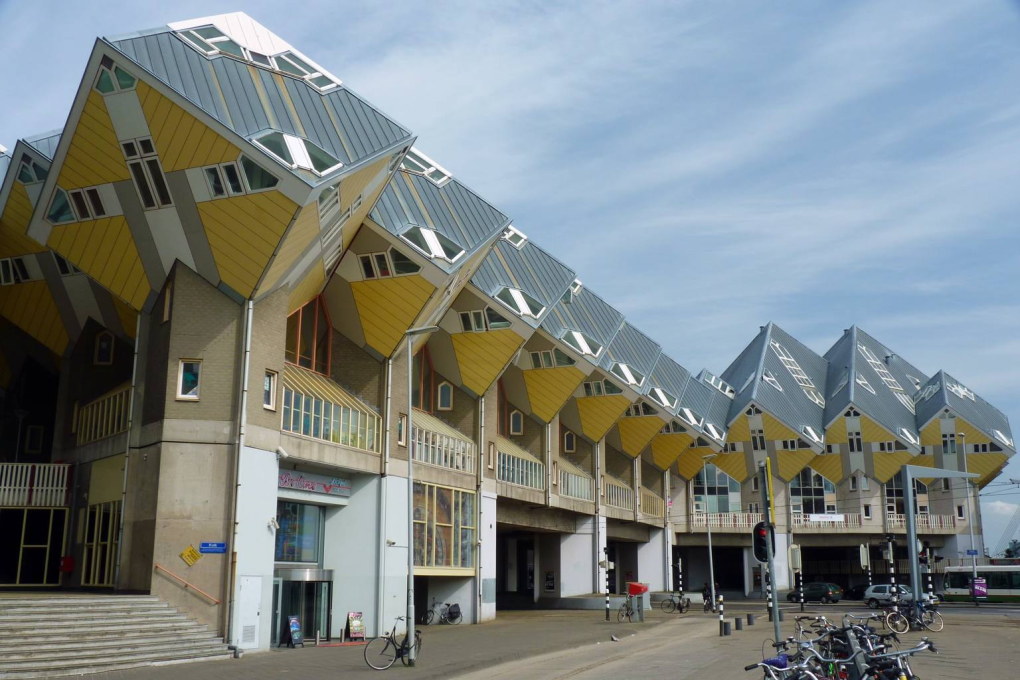 Much like their &ldquo;angular cousins&rdquo; in Rotterdam, the &ldquo;kubuswoningen&rdquo; by Piet Blom, also completed in 1984. (Photo: Cmglee/Wikimedia Commons License)