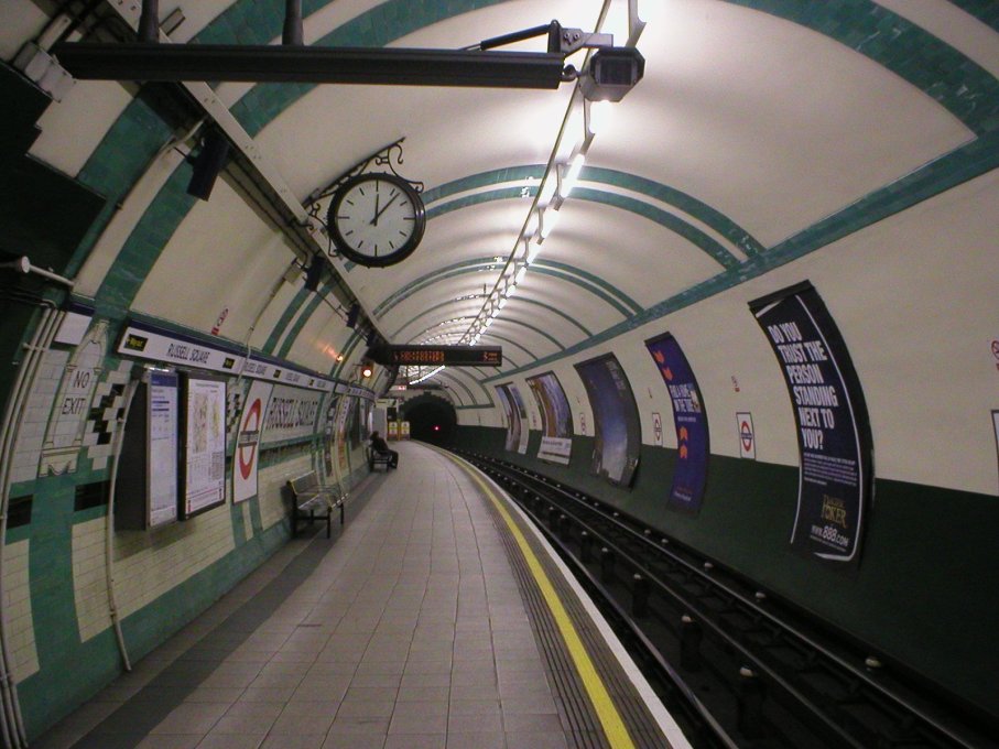 The circular shape of the Tube is clear, once one reaches the platform level at Russell Square. (Photo: GTD Aquitaine)
